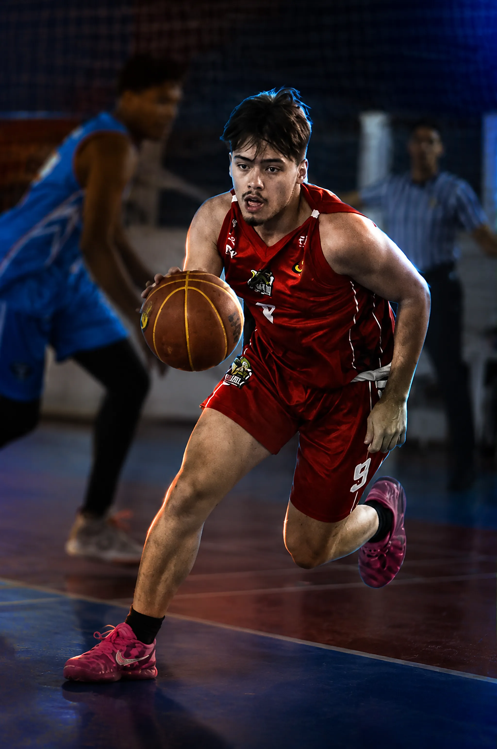 Atletas brasileiros em jogo, no basquete, no tênis e no vôlei, com a luz azul e laranja da Athlete's Hub
