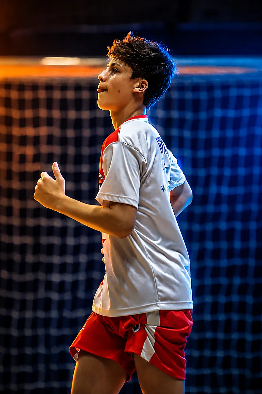 Davi Oliveira em disputa de bola em partida de futsal