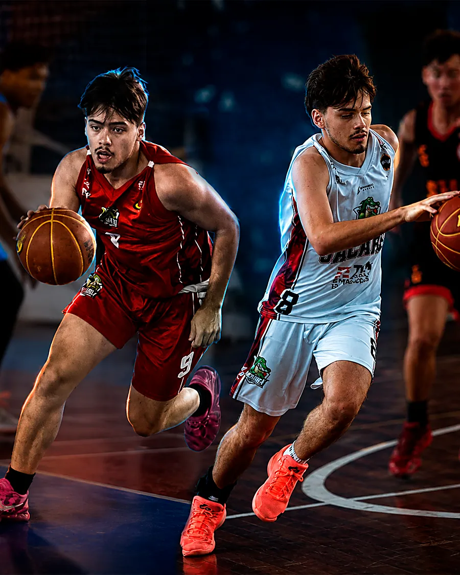 João e Marcos Lobo, irmãos gêmeos, em jogada de basquete